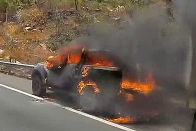 Cháy xe trên cao tốc.