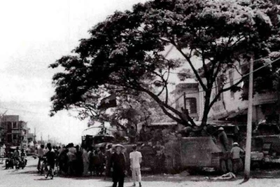 Xe tăng ta án ngữ trước Toà án (đường Trần Hưng Đạo, thị xã Phan Thiết) vào ngày 19/4/1975. (Ảnh tư liệu của Ban Tuyên giáo và Dân vận tỉnh Bình Thuận)
