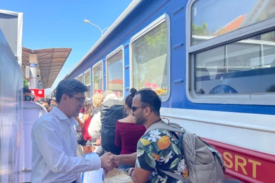 Du khách “xông đất” Bình Thuận được lì xì trong ngày mùng 1 Tết