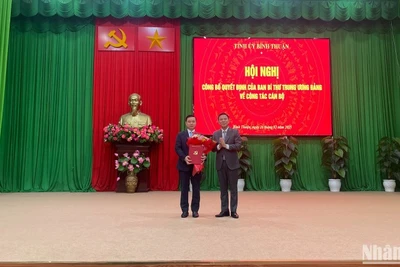 Tặng hoa chúc mừng đồng chí Đỗ Hữu Huy.