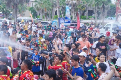 Du khách hòa mình vào Lễ hội té nước.