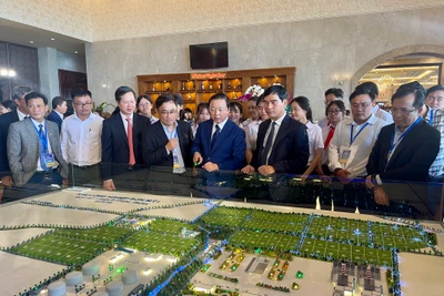 Đồng chí Trần Hồng Hà, Phó Thủ tướng Chính phủ lắng nghe doanh nghiệp giới thiệu về Khu công nghiệp Sơn Mỹ I. 