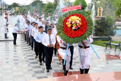Lễ viếng Chủ tịch Hồ Chí Minh và các Anh hùng liệt sĩ.