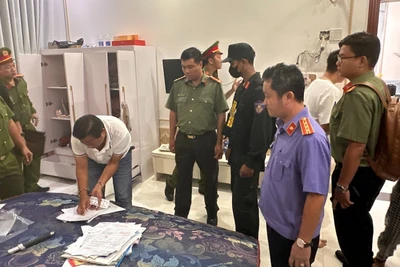 Đối tượng đang bị công an bắt.