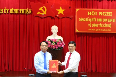 Đồng chí Nguyễn Hoài Anh, Ủy viên dự khuyết Trung ương Đảng, Bí thư Tỉnh ủy Bình Thuận, Chủ tịch Hội đồng nhân dân tỉnh Bình Thuận đã trao Quyết định chuẩn y cho tân Phó Bí thư Tỉnh ủy và phát biểu chỉ đạo, giao nhiệm vụ cho đồng chí Đặng Hồng Sỹ. 