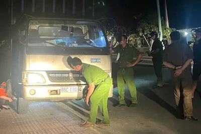 Cơ quan công an khám nghiệm hiện trường chiếc xe.