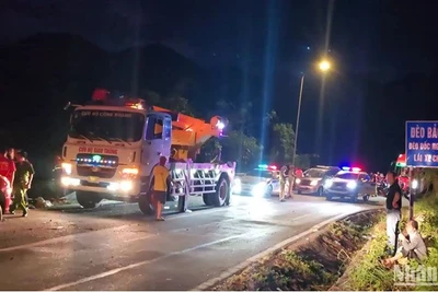 Lực lượng chức năng có mặt hiện trường triển khai công tác cứu hộ, cứu nạn.