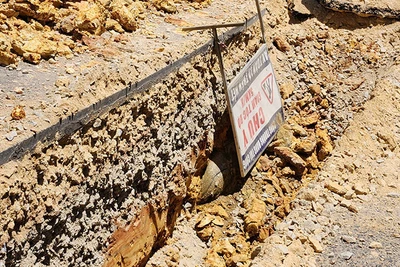 Vật thể bằng kim loại dài 2m, nghi là bom nằm sâu gần 1m so với mặt đường nhựa.