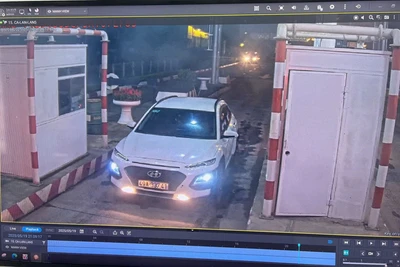 Hình ảnh xe ô-tô con đi ngược chiều trên cao tốc Liên Khương-Prenn được camera trạm thu phí ghi lại.