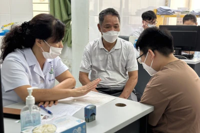 Các bác sĩ thăm khám cho trẻ