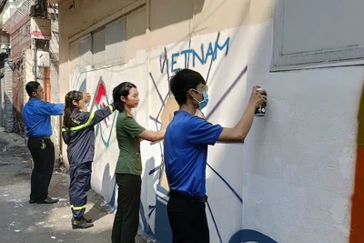 Đoàn viên, thanh niên Công an Thành phố Hồ Chí Minh xóa các nội dung quảng cáo gây mất mỹ quan đô thị.
