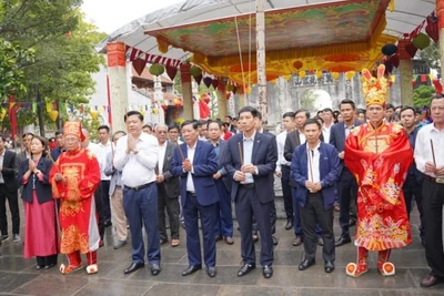 Các đại biểu dâng hương Đức Thánh Trần tại lễ Cáo yết.