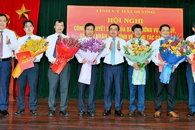 Lãnh đạo tỉnh Hải Dương tặng hoa chúc mừng các cán bộ được điều động, bổ nhiệm.