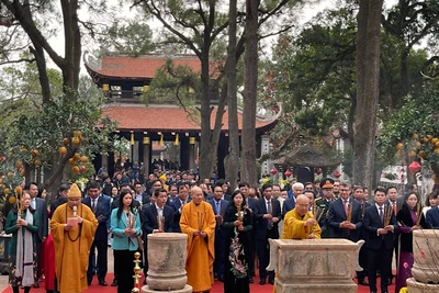 Các nhà sư và quan khách dâng hương tại chùa Côn Sơn.