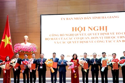 Các đồng chí lãnh đạo tỉnh Hà Giang trao quyết định và tặng hoa chúc mừng các đơn vị được thành lập, tổ chức lại.