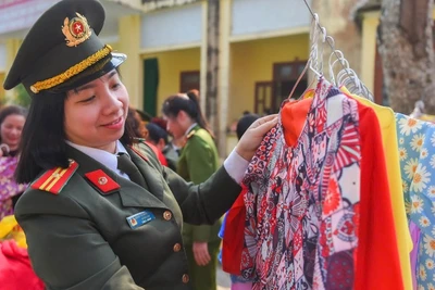 Hội Phụ nữ Công an tỉnh Hà Giang tổ chức "Gian hàng áo dài không đồng" tại xã Linh Hồ. (Ảnh: KHÁNH LINH)