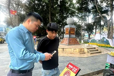 Du khách check-in điểm đến tại Km0, thành phố Hà Giang.