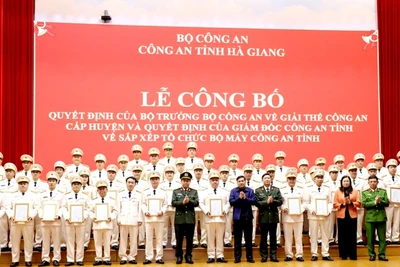 Lãnh đạo tỉnh Hà Giang và Ban Giám đốc Công an tỉnh trao quyết định cho các đơn vị, cá nhân sau sắp xếp.