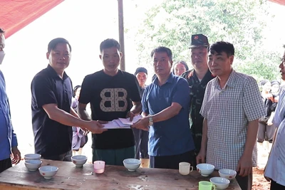 Lãnh đạo huyện Hoàng Su Phì thăm hỏi gia đình bị nạn do sạt lở đất.