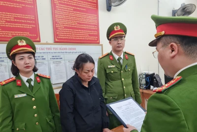 Cơ quan công an đọc lệnh bắt tạm giam đối với bị can Vũ Thị Thu Hòa.