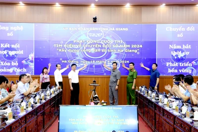 Các đồng chí lãnh đạo tỉnh Hà Giang bấm nút phát động cuộc thi.