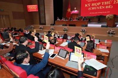 Các đại biểu biểu quyết thông qua nghị quyết kỳ họp.