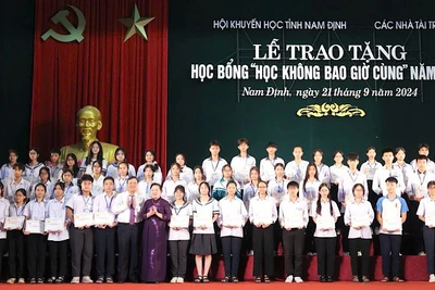 Lãnh đạo tỉnh Nam Định, Trung ương Hội Khuyến học Việt Nam trao học bổng cho các học sinh tại buổi lễ.