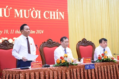 Chủ tọa điều hành phiên chất vấn và trả lời chất vấn tại kỳ họp. 