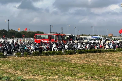 Ô-tô, xe máy của người dân và du khách về tham quan, chiêm bái, du Xuân tại Khu di tích lịch sử, văn hóa Đền Trần-Chùa Tháp (phường Lộc Vượng, thành phố Nam Định, tỉnh Nam Định). (Ảnh: XUÂN TRƯỜNG)