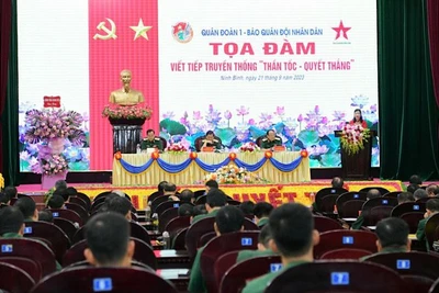 Quang cảnh Tọa đàm: Viết tiếp truyền thống "Thần tốc-Quyết thắng" của Quân đoàn 1. (Ảnh: TRƯỜNG GIANG)