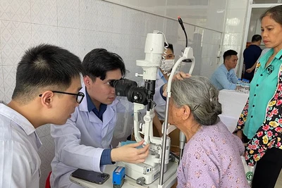 Người có công, người có hoàn cảnh đặc biệt khó khăn được các bác sĩ Câu lạc bộ thầy thuốc Ninh Bình và những người bạn tại Hà Nội khám bệnh. (Ảnh: XUÂN TRƯỜNG)