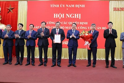 Đồng chí Bí thư Tỉnh ủy Nam Định Đặng Khánh Toàn trao Quyết định thành lập Đảng bộ các cơ quan Đảng tỉnh Nam Định.