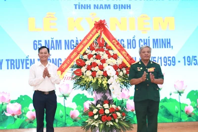 Đồng chí Nguyễn Phùng Hoan, Phó Chủ tịch Thường trực Hội đồng nhân dân tỉnh Nam Định tặng hoa chúc mừng Hội Truyền thống Trường Sơn-Đường Hồ Chí Minh tỉnh Nam Định.
