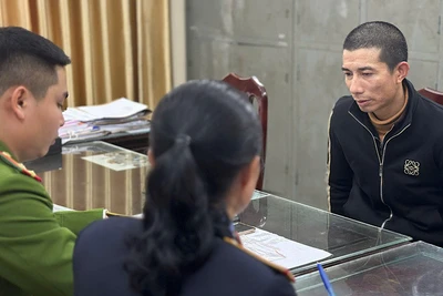 Cơ quan điều tra lấy lời khai của đối tượng bị bắt giữ.