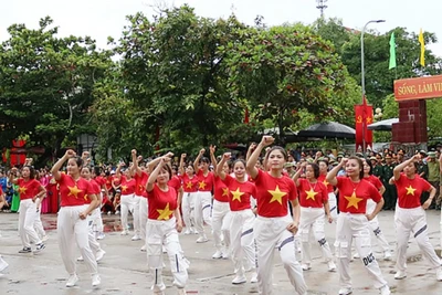 Đồng diễn dân vũ tại Trung tâm Văn hóa, Thông tin và Thể thao huyện Trực Ninh (Nam Định).