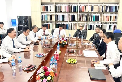 Đồng chí Bí thư Tỉnh ủy Nam Định Phạm Gia Túc tiếp, trao đổi thông tin với Đại sứ đặc mệnh toàn quyền Nhật Bản tại Việt Nam Ito Naoki.