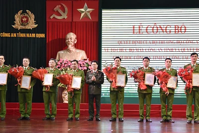 Đại tá Nguyễn Hữu Mạnh, Giám đốc Công an tỉnh Nam Định trao quyết định, tặng hoa chúc mừng các đồng chí nhận công tác mới. 