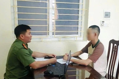 Phòng An ninh mạng và phòng, chống tội phạm sử dụng công nghệ cao Công an tỉnh Nam Định làm việc với chủ tài khoản Facebook cá nhân “Hải Nam”. (Ảnh: Công an tỉnh Nam Định).