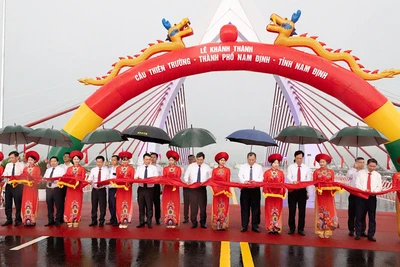 Các đại biểu thực hiện nghi thức cắt băng khánh thành, thông xe cầu Thiên Trường.