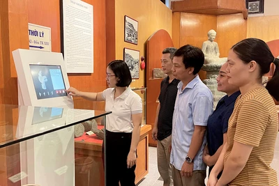 Bảo tàng tỉnh Nam Định trang bị máy tra cứu thông tin hiện vật 3D kết nối với phân hệ phần mềm không gian ảo, tăng hiệu quả trải nghiệm đối với du khách.