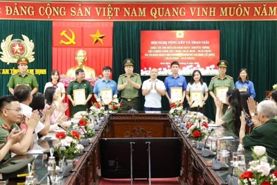 Lãnh đạo Công an tỉnh Nam Định trao giải cho các tác giả.