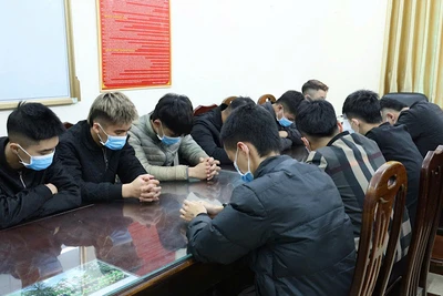 Phòng Cảnh sát hình sự Công an tỉnh Nam Định triệu tập, làm việc với nhóm thanh, thiếu niên về hành vi gây rối trật tự công cộng.