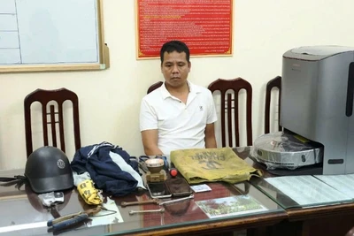 Đối tượng Hoàng Hà Trung cùng một số tang vật tại cơ quan Công an tỉnh Nam Định. (Ảnh: Công an Nam Định)