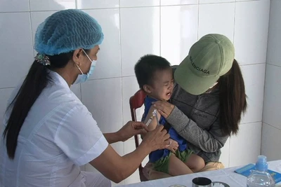 Ảnh minh họa: Tiêm vaccine cho trẻ em tại Trạm Y tế xã Yên Ninh, huyện Ý Yên (Nam Định). 
