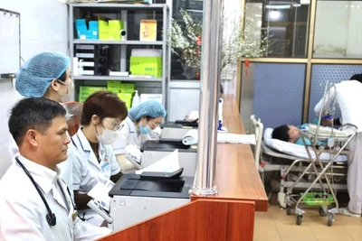 Bệnh viện Đa khoa tỉnh Nam Định thực hiện khám, chữa bệnh cho bệnh nhân.