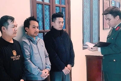 Từ trái qua phải là các đối tượng: Chu Anh Quân, Lê Minh Thành, Tạ Nguyên Ngọc tại cơ quan Công an tỉnh Nam Định. (Ảnh: Công an tỉnh cung cấp)