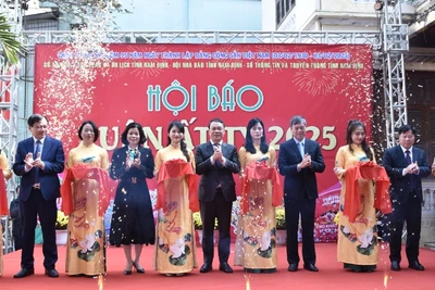 Các đại biểu thực hiện nghi thức cắt băng khai mạc Hội báo Xuân Ất Tỵ năm 2025 tỉnh Nam Định. (Ảnh: XUÂN TRƯỜNG)