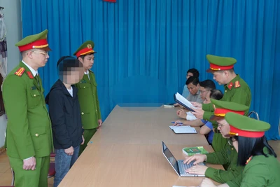 Cơ quan Cảnh sát Điều tra, Công an tỉnh Hà Giang đọc quyết định khởi tố bị can.