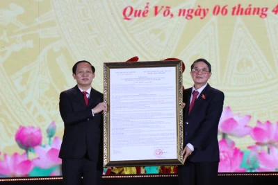 Phó Chủ tịch Quốc hội Nguyễn Đức Hải trao Nghị quyết 723/NQ-UBTVQH15 của Ủy ban Thường vụ Quốc hội ngày 13/2/2023 về việc thành lập thị xã Quế Võ và các phường thuộc thị xã Quế Võ, Bắc Ninh cho lãnh đạo huyện Quế Võ.