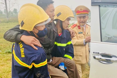 Lực lượng công an giải cứu nạn nhân khỏi vị trí mắc kẹt, đưa nạn nhân đi cấp cứu